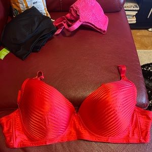 Red bra, underwire. 40D.